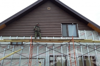 Сайдинг металлический Венец Темное дерево.